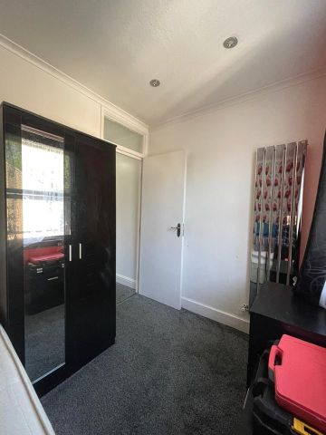 5 Bed Terraced House, Clacton Road, E6 - Photo 2