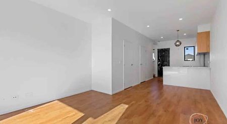 Modern 3 Bedroom Townhouse in Fairview Heights - Photo 2