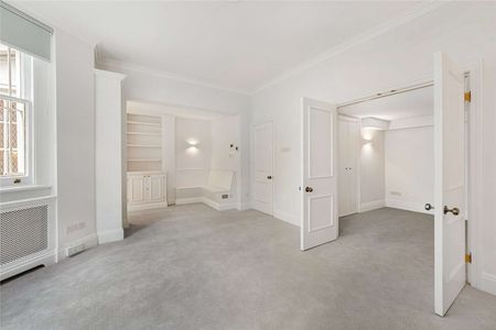 This is a charming and spacious studio flat in the heart of South Kensington. - Photo 4