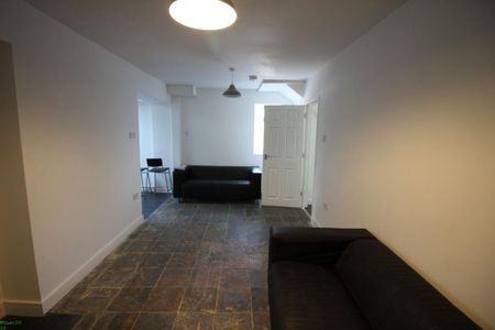 4 bedroom end of terrace house to rent - Photo 2