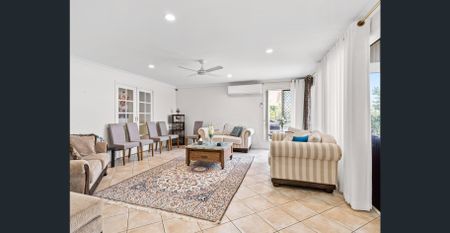 LET'S TALK – Your spacious family haven in Sinnamon Park. - Photo 4