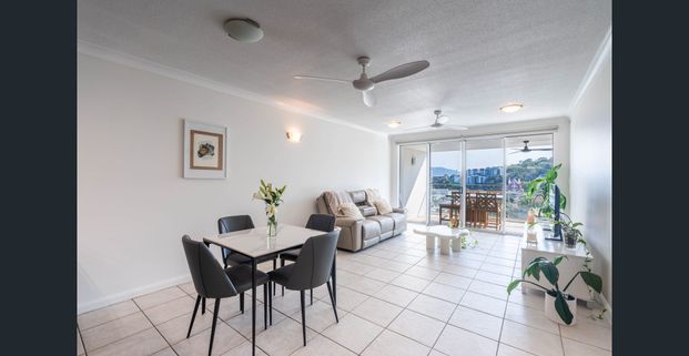 Inner-City Living - Fully Furnished Apartment | Portsea, Hale Street - Townsville CBD - Photo 1