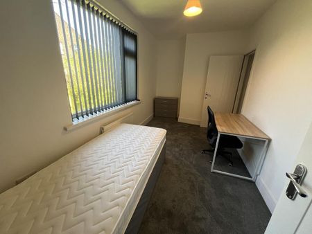 4 bedroom semi-detached house to rent - Photo 4