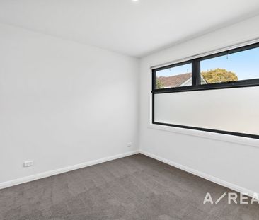 Almost Brand-New Designer Townhouse – Walk to Station, Shops & Top ... - Photo 4