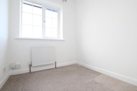 3 bedroom end of terrace house to rent - Photo 3