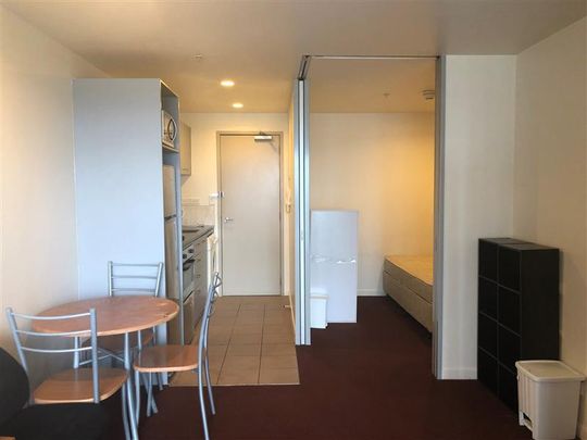 Popular Imperial Gardens apartment is waiting for new occupants! - Photo 1