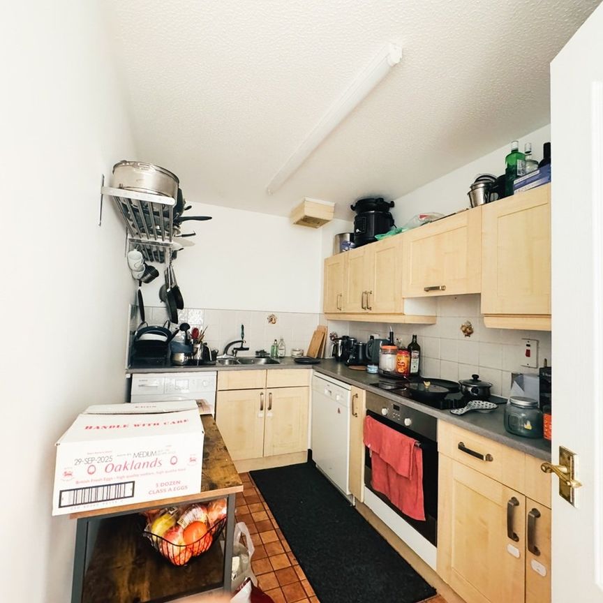 Room in a Shared Flat, Winnipeg Quay, M50 - Photo 1