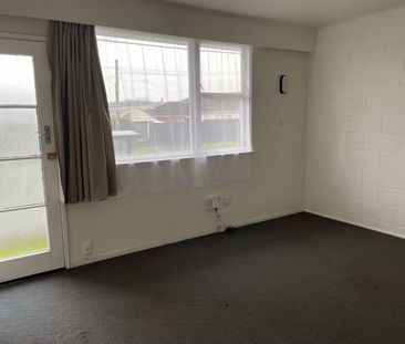 Neat and tidy bedsit - Photo 1
