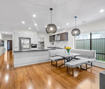 Grand Living in the Heart of Greenvale&mldr; - Photo 5