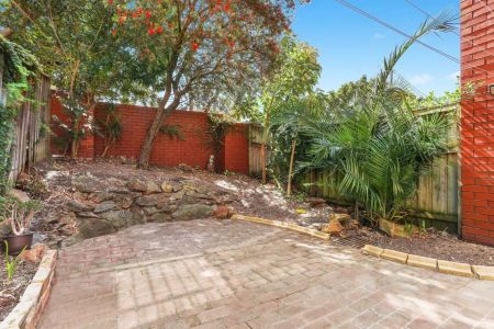 SPACIOUS PARKSIDE TOWNHOUSE - Photo 3