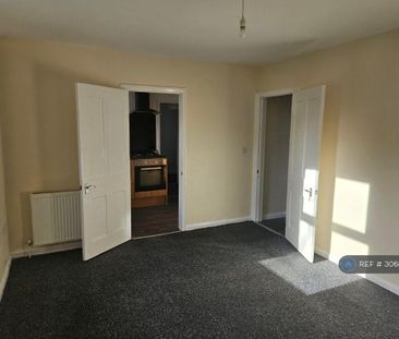 5 bedroom semi-detached house to rent - Photo 4