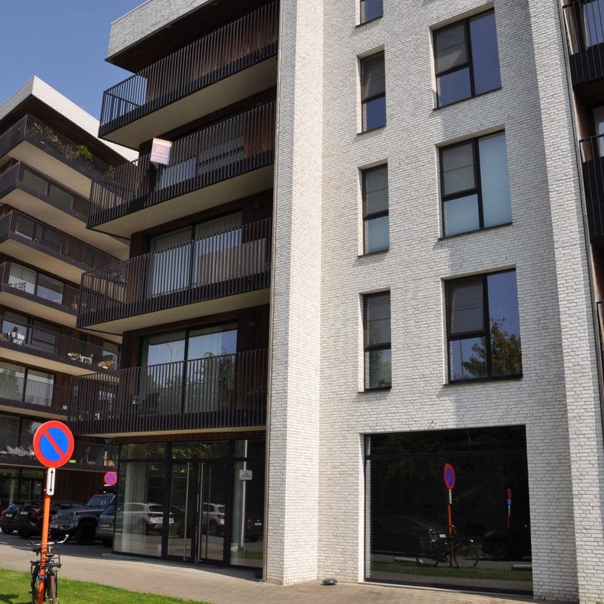 RUIM APPARTEMENT VAN +- 100 M² MET 2 SLPK EN BUREEL OP CENTRALE LOCATIE IN HASSELT - Photo 1