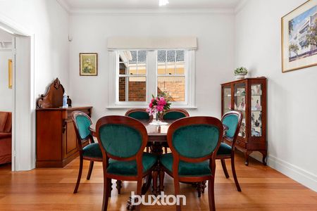 4 BEDROOM FAMILY CLASSIC HOME WITH POOL AND GENERAL GARDEN MAINTENANCE INCLUDED! - Photo 3