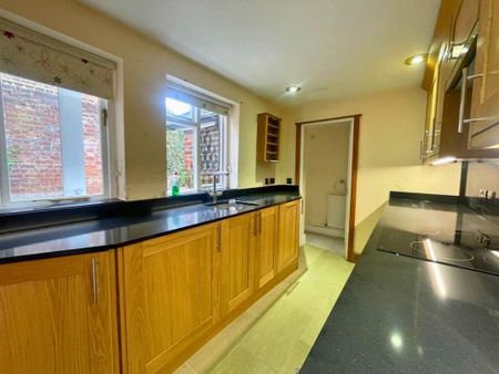 2 bedroom semi-detached house to rent - Photo 5