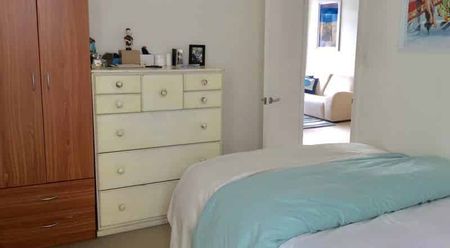 Warm 2 Bedroom Apartment in central Te Aro - Photo 2