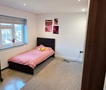 5 bed semi-detached house to rent in Robin Hood Drive, Bushey, WD23 - Photo 1