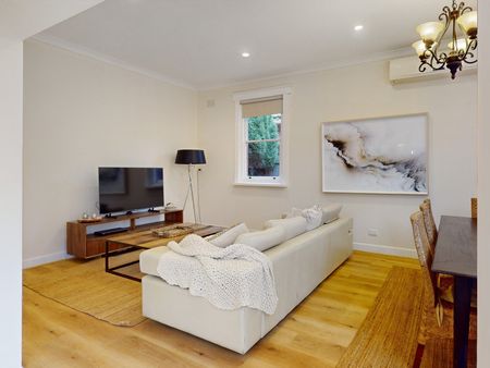 Spacious family home in sought after pocket of Camberwell - Photo 2