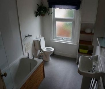 LARGE TOWN CENTRE PROPERTY - Photo 6