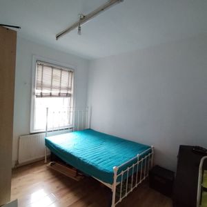 4 Bed Terraced House, Ratcliff Road, E7 - Photo 2