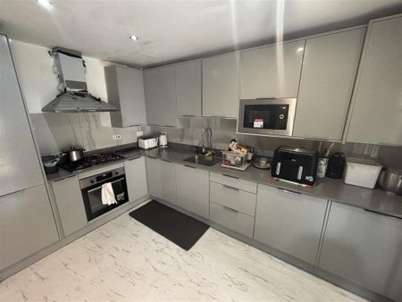 4 bedroom townhouse to rent - Photo 4