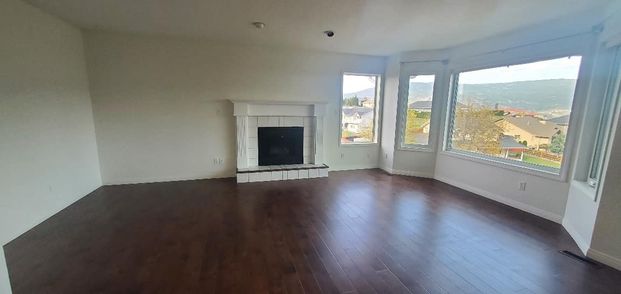 Summerland Gem: Large Upper Floor 3 bed, 2 bath - Photo 1