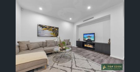 LUXE LIVING IN AN ENVIABLE LOCATION !! - Photo 4