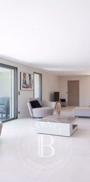 LOCATION SAISONNIÈRE - SAINTE-MAXIME - VILLA MODERNE APERÇU MER - CENTRE-VILLE - 4 CHAMBRES - Photo 1