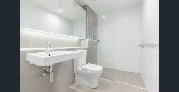 TOP FLOOR ONE BEDROOM APARTMENT WITH STUDY ROOM - Photo 1