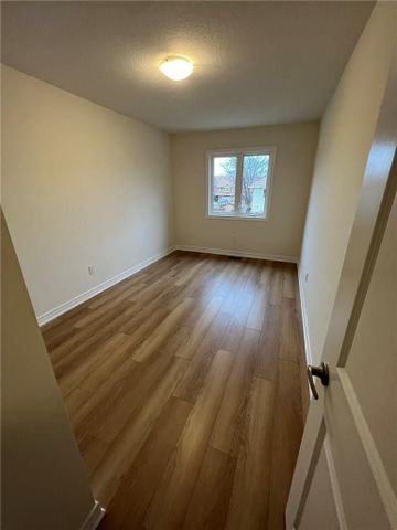 For Lease - 5 Genoa Drive, Hamilton, Ontario - Photo 5