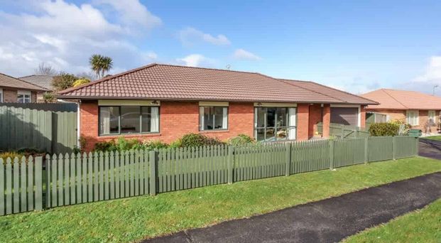 Charming 3BR Home with Garden in Papakura - Photo 1