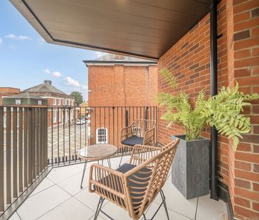 Flat to rent - Tweedy Road, Bromley, BR1 - Photo 1