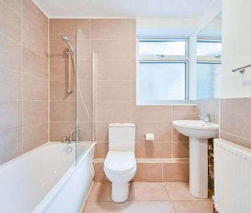 3 bedroom flat to rent - Photo 3