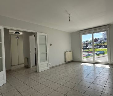 T2 avec cave et parking en sous-sol – Résidence proche Gare des Cha... - Photo 6