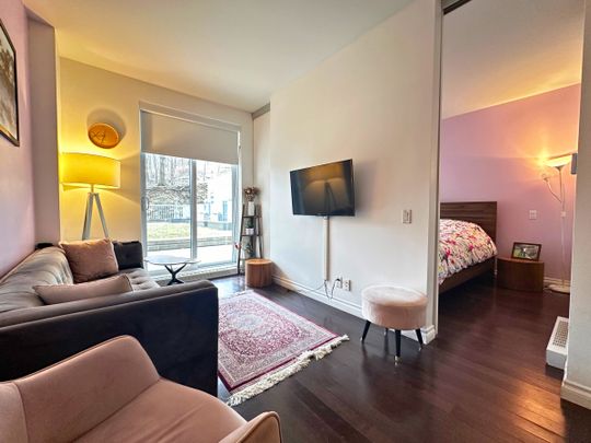 Condo à louer à Côte-des-Neiges, semi-meublé, comprend une chambre à coucher spacieuse, une terrasse privée et offre la possibilité d'un stationnement en garage moyennant des frais mensuels, à discuter avec le futur locataire. - Photo 1