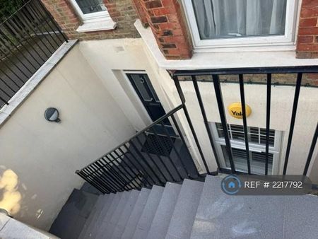 1 bedroom in a flat share to rent - Photo 5