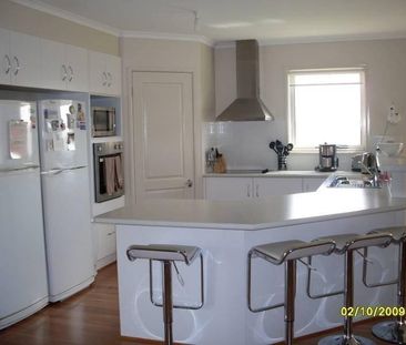 BEAUTIFUL AND SPACIOUS HOME!! - Photo 4