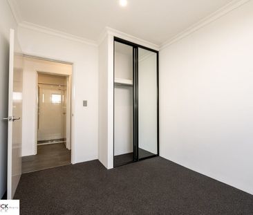 Newly built 3 x 2 dual home in sort after location - Photo 2