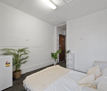 Redfern - Photo 2