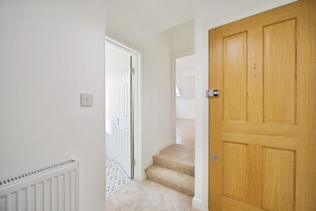 Fabulous Brand New one bedroom converted flat to rent - Photo 2