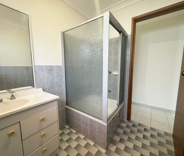 Location to Beach - 3 Good Size Bedrooms - Ensuite to Master - Air Con - Photo 5