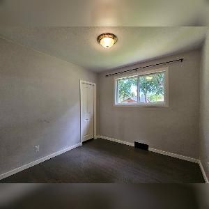 5 Bed 2 Bath Fully Finished Bungalow Edmonton - Photo 2