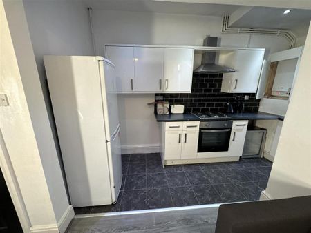 1 bedroom in a house share to rent - Photo 4