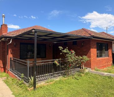 Stylish 3-Bedroom Family Home in Prime Guildford Location!! - Photo 3