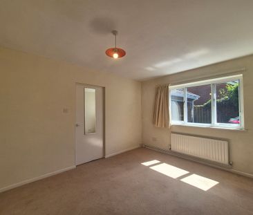 4 bed bungalow to rent in Highfield Close, Kingsland - Photo 1
