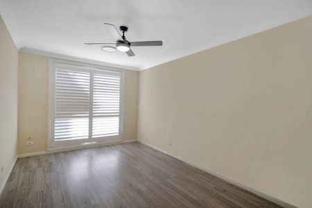 COMFORTABLE HOME INCLUDES SOLAR PANELS !!! - Photo 4