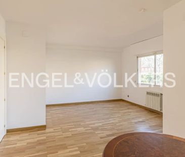 Casa adosada de alquiler en Arévalo Lara, Salvador - Photo 1