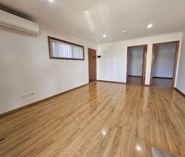 2 Bedroom Granny Flat with Street Frontage&excl;&excl; - Photo 4