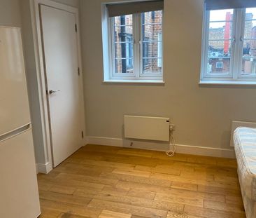 Studio Flat, Down Place, W6 - Photo 1