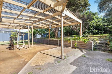 Ideally positioned in a fantastic location , beautifully presented 3 bedroom home - Photo 5