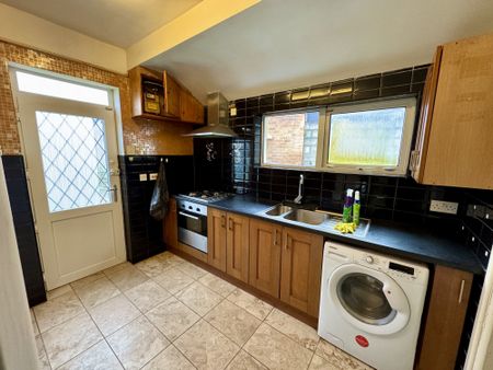 *** 3 BEDROOMS *** GOOD SIZED CORNER PLOT *** CONSERVATORY *** GAS CENTRAL HEATING *** ENCLOSED ENTRANCE PORCH *** 18' LOUNGE *** KITCHEN *** 3 DOUBLE BEDROOMS *** BATHROOM *** MATURE GARDENS *** GOOD MAJOR ROAD CONNECTIONS *** EASY ACCESS INTO THE CITY CENTRE - Photo 2